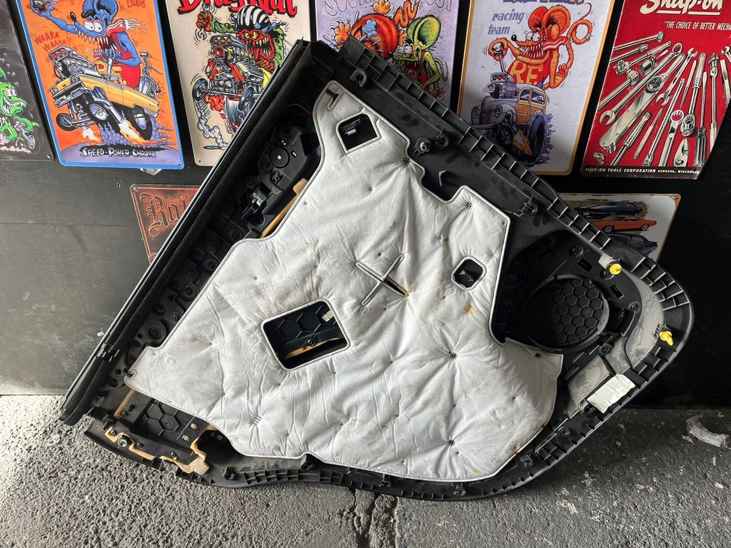Panel de puerta Trasera Derecha Chevrolet Tahoe / Suburban 2015-2020 / GMC Yukon XL 2015-2020.