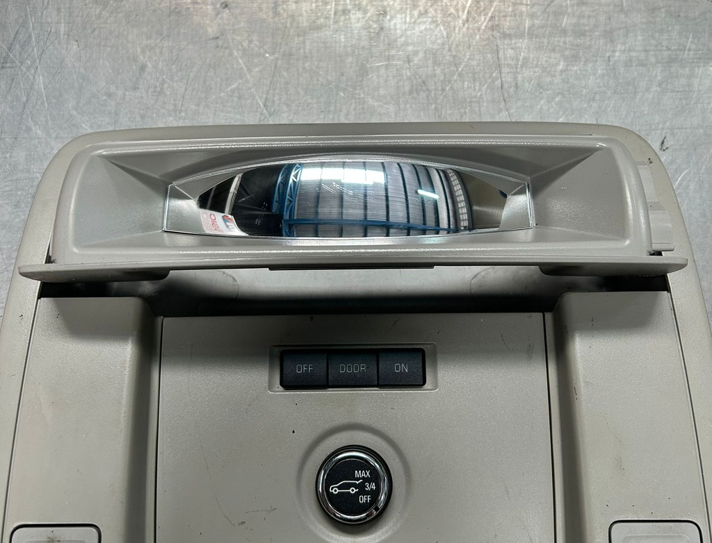 Consola superior gris para Chevrolet Tahoe / Suburban 2015 al 2020 ( Usado)