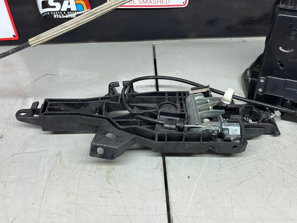 Cerradura de puerta Trasera Derecha Chevrolet Silverado 1500 2015-2019 / Suburban 2015-2020 / Tahoe 2015-2019 / GMC Sierra 1500 2014-2020 / GMC Yukon XL 2015-2019.(ORIGINAL USADO)