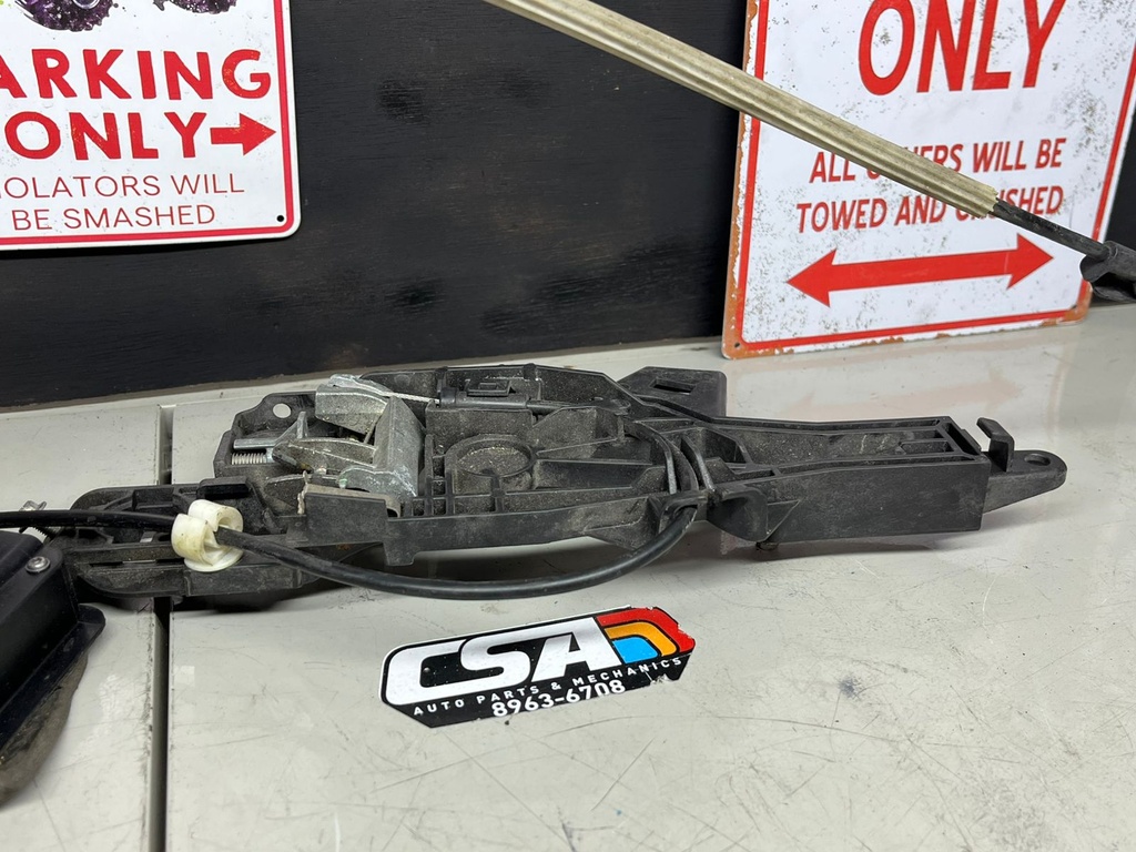 Cerradura de puerta Trasera Derecha Chevrolet Silverado 1500 2015-2019 / Suburban 2015-2020 / Tahoe 2015-2019 / GMC Sierra 1500 2014-2020 / GMC Yukon XL 2015-2019.(ORIGINAL USADO)