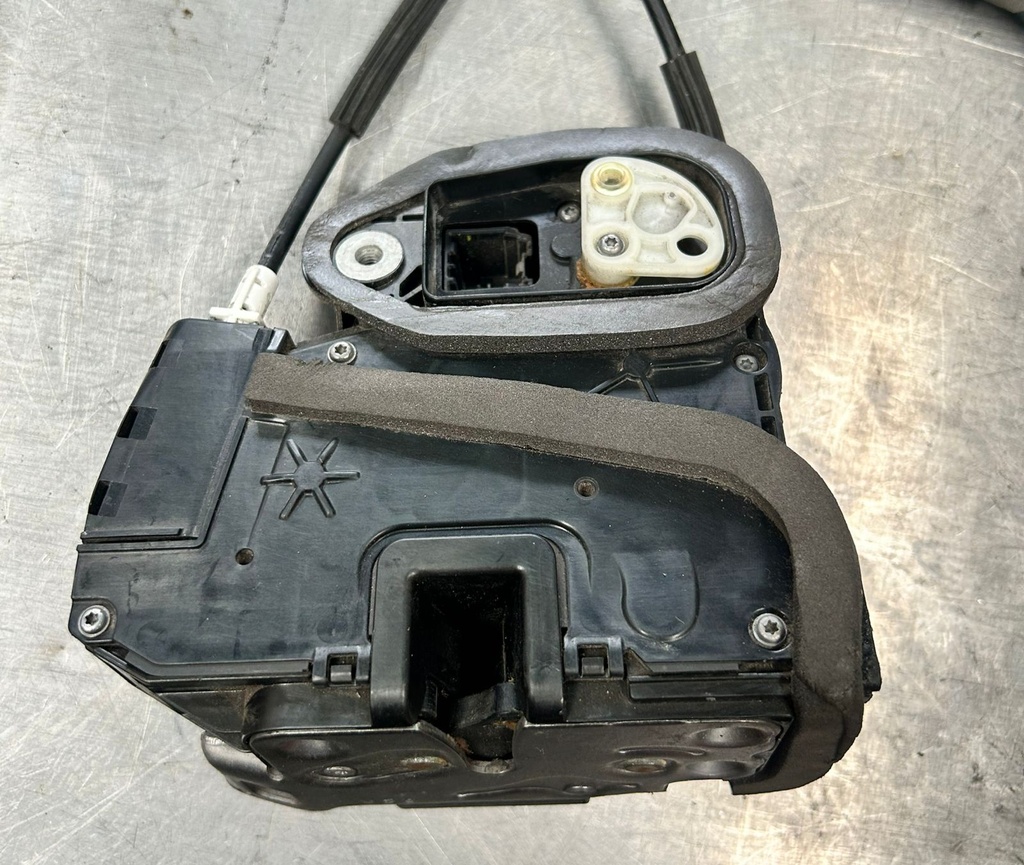 Actuador de cerradura delantero derecho para Chevrolet Silverado 1500 2015-2019 / Suburban 2015-2020 / Tahoe 2015-2019  (usado)
