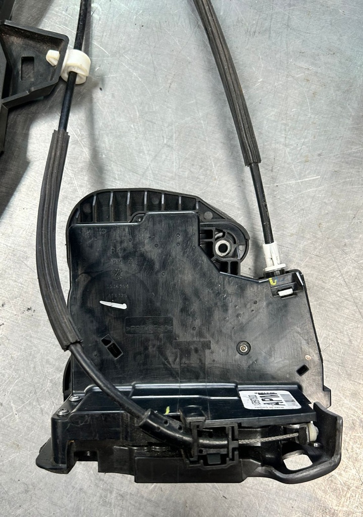 Actuador de cerradura delantero derecho para Chevrolet Silverado 1500 2015-2019 / Suburban 2015-2020 / Tahoe 2015-2019  (usado)