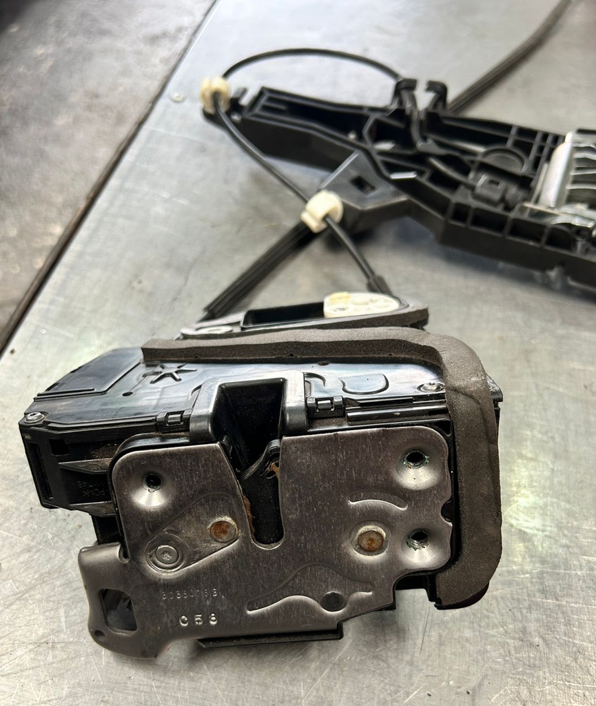 Actuador de cerradura delantero derecho para Chevrolet Silverado 1500 2015-2019 / Suburban 2015-2020 / Tahoe 2015-2019  (usado)