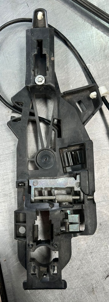 Actuador de cerradura delantero derecho para Chevrolet Silverado 1500 2015-2019 / Suburban 2015-2020 / Tahoe 2015-2019  (usado)