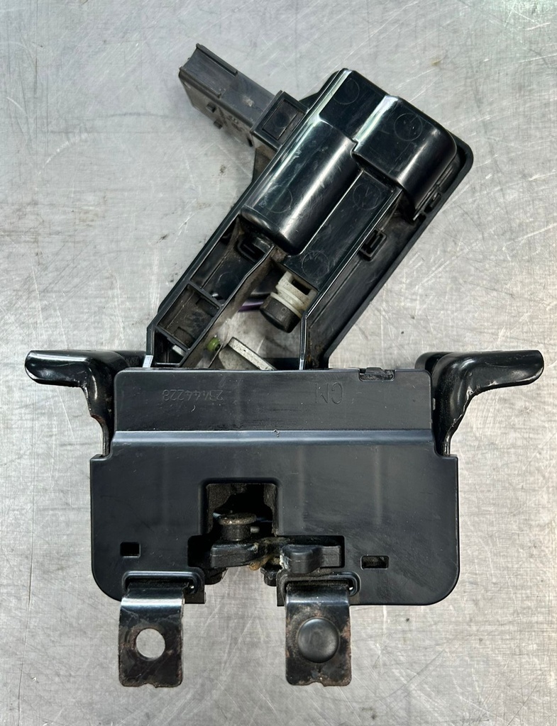 Actuador ventana de cajuela para Chevrolet Tahoe / Suburban 2015 al 2020  (usado)