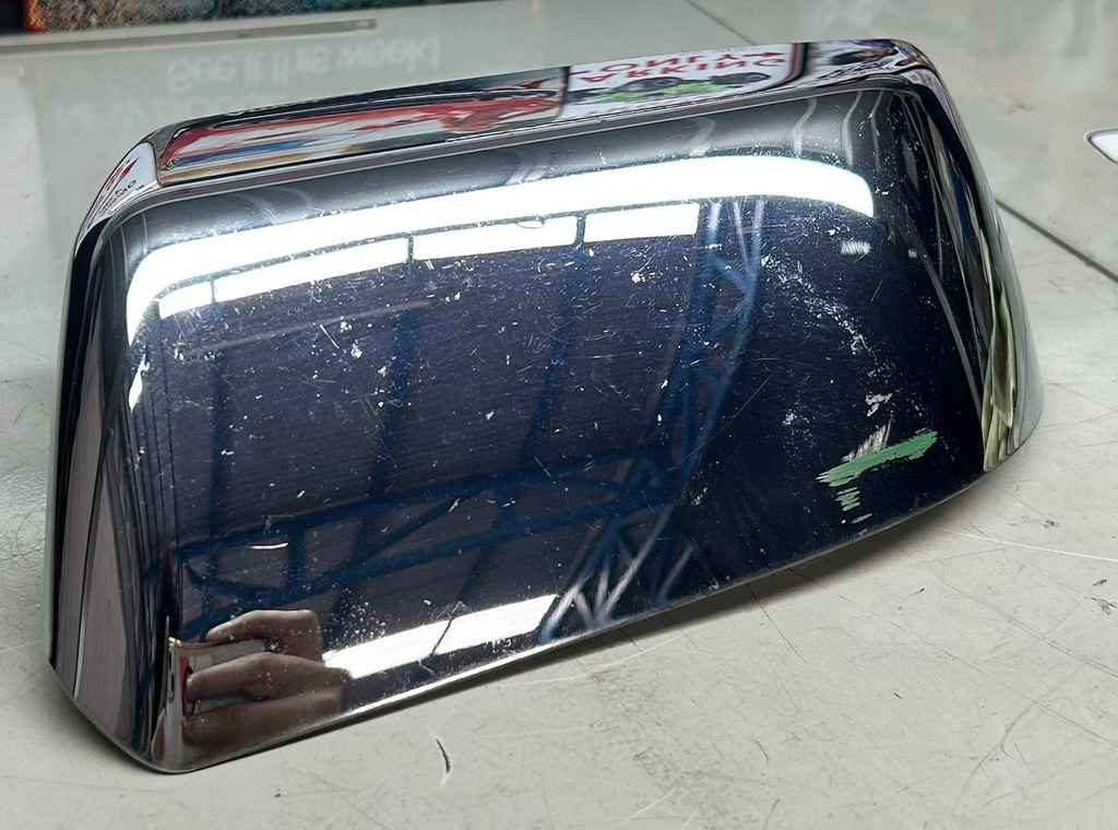 Carcasa de espejo izquierdo cromado para Chevrolet Tahoe / Suburban 2015 al 2020 (usado)