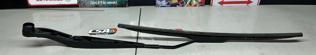 Brazo de escobilla derecha para Chevrolet Tahoe / Suburban 2015 al 2020  (usado)