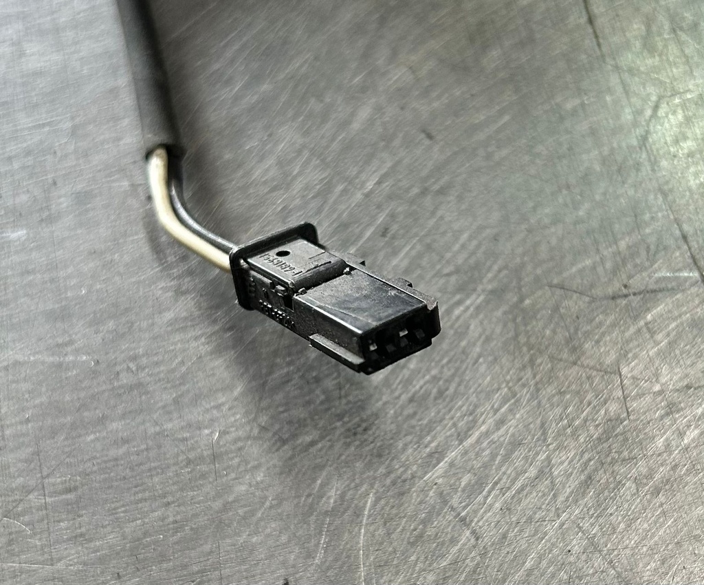 Moldura con sensor derecha de puerta elevadiza para Chevrolet Tahoe / Suburban 2015 al 2020  (usado)