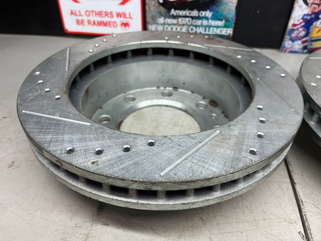 Discos Delanteros Perforados Chevrolet Silverado 2500 / 3500 2001-2010 / Avalanche 2500 2002-2004 / Express 2500 / 3500 2021-2023 / GMC Sierra 2500 2001-2010.