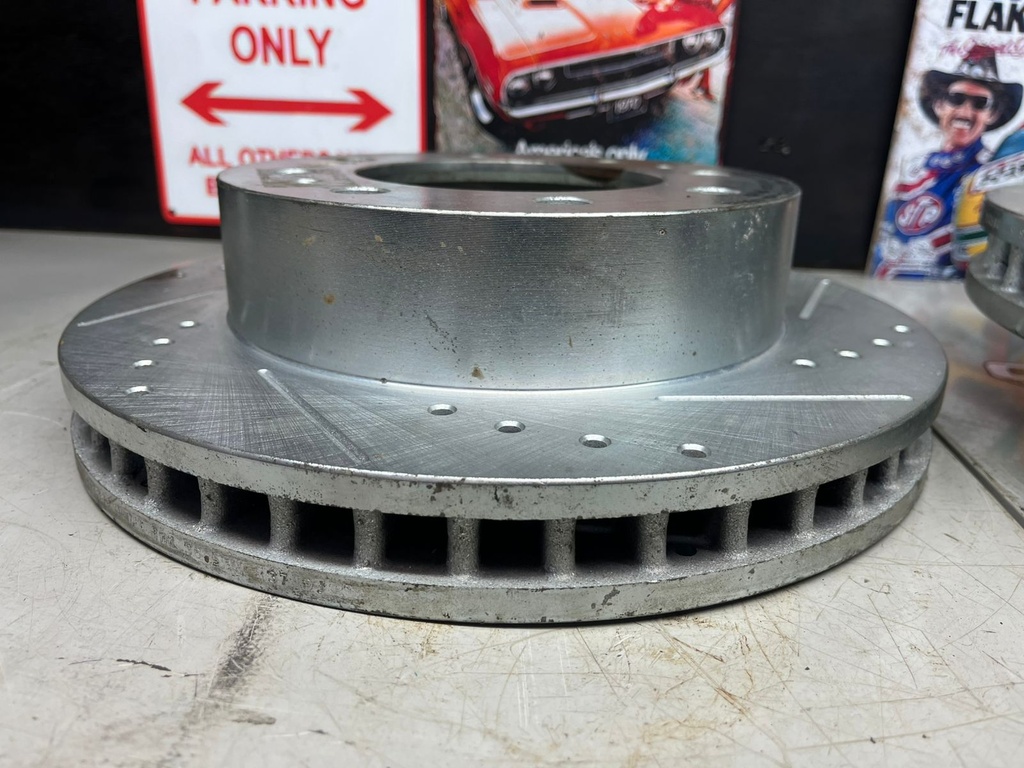 Discos Delanteros Perforados Chevrolet Silverado 2500 / 3500 2001-2010 / Avalanche 2500 2002-2004 / Express 2500 / 3500 2021-2023 / GMC Sierra 2500 2001-2010.