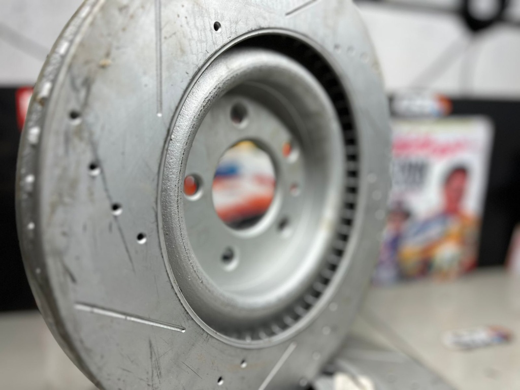 Discos Delanteros Perforados 335mm Ford Mustang 2011-2014.