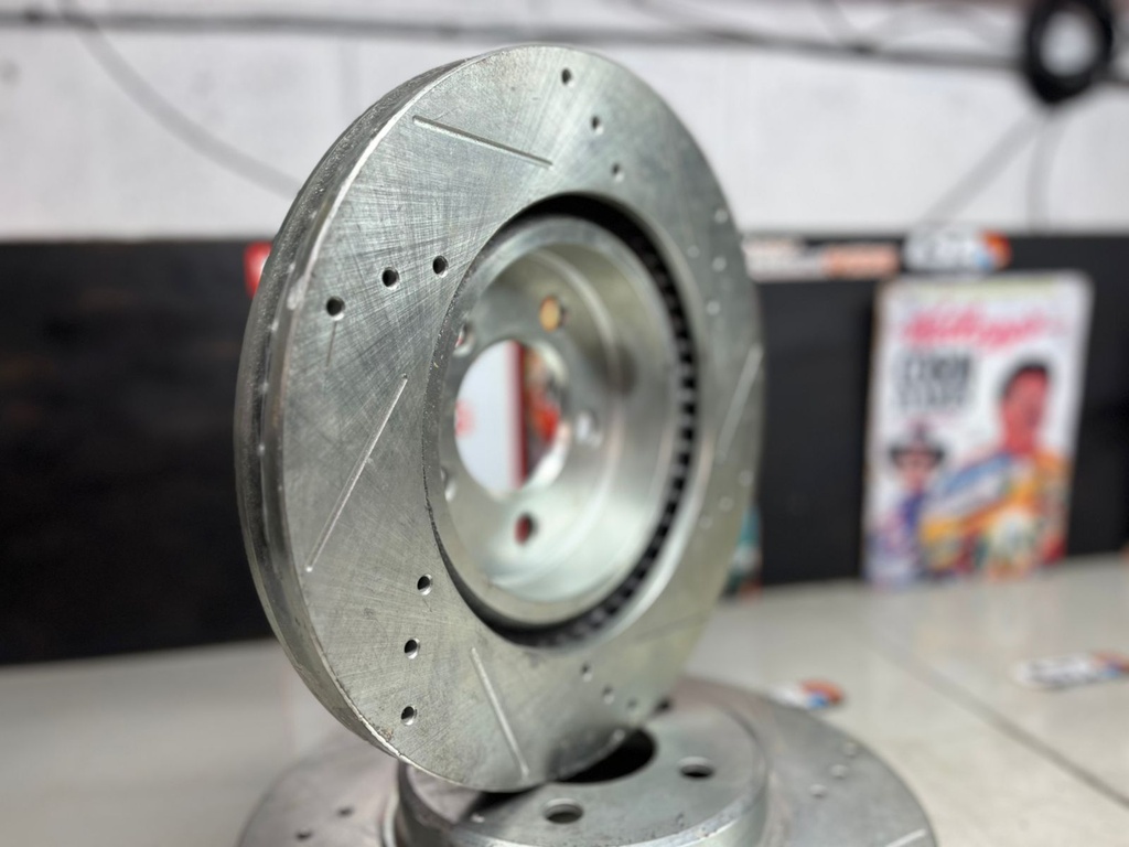 Discos Delanteros Perforados Dodge Challenger V6 3.5L / 3.6L 2009-2022 / Charger 3.6L V6 2006-2023 / Magnum 3.5L V6 2006-2008.
