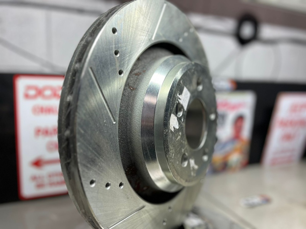 Discos Traseros Perforados 350mm Dodge Challenger 2008-2023 / Charger 2006-2023.