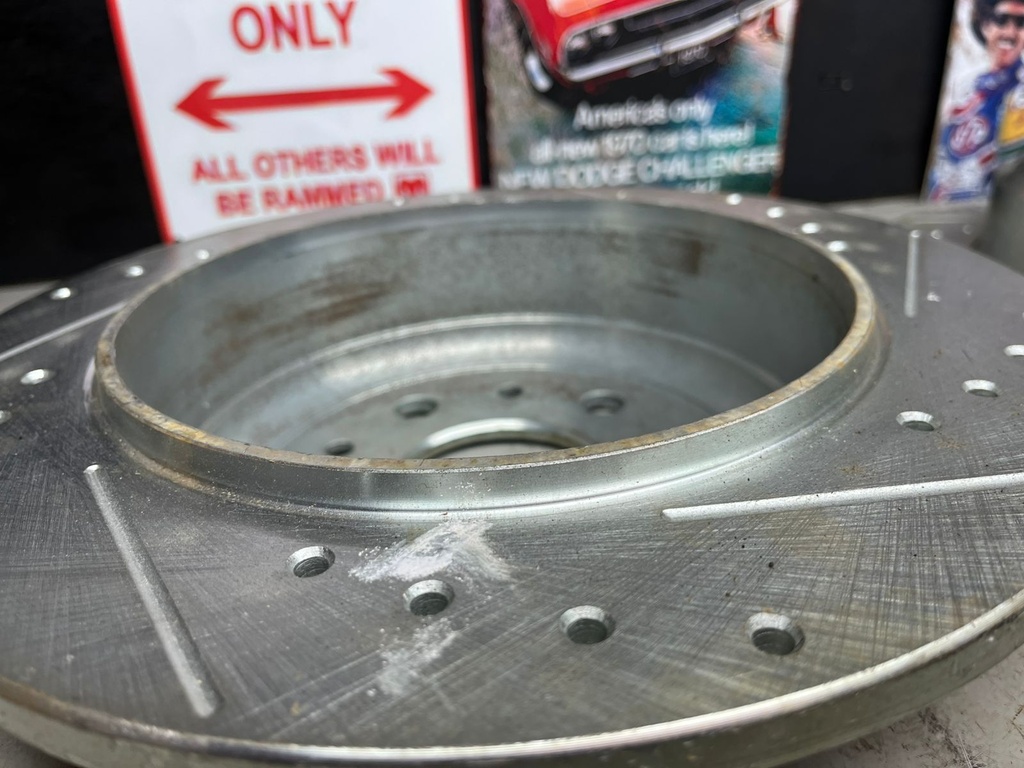 Discos Traseros Perforados 328mm Jeep Wrangler JL 2018-2024.