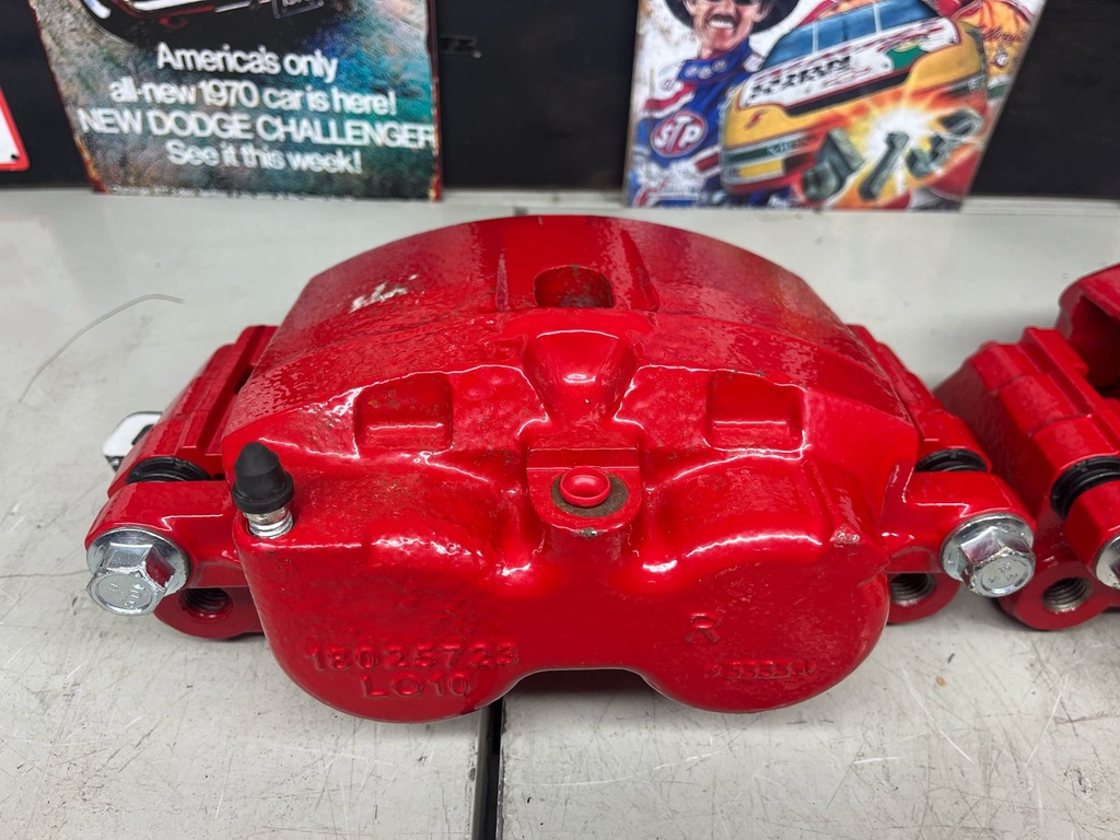 Caliper Delanteros Chevrolet Silverado 2500 1999-2004 / 3500 2004-2006 / Avalanche 2500 2002-2006 / Express 2500 / 3500 2002-2020 / Suburban 2500 2000-2013.