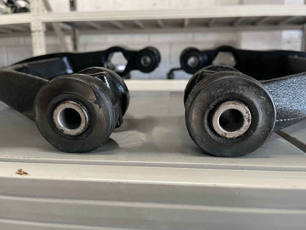 Tijeretas Delanteras Inferiores Chevrolet 4x4 Silverado Cheyenne 1999-2006 / Avalanche Z71 2002-2006 / Suburban 2000-2006.