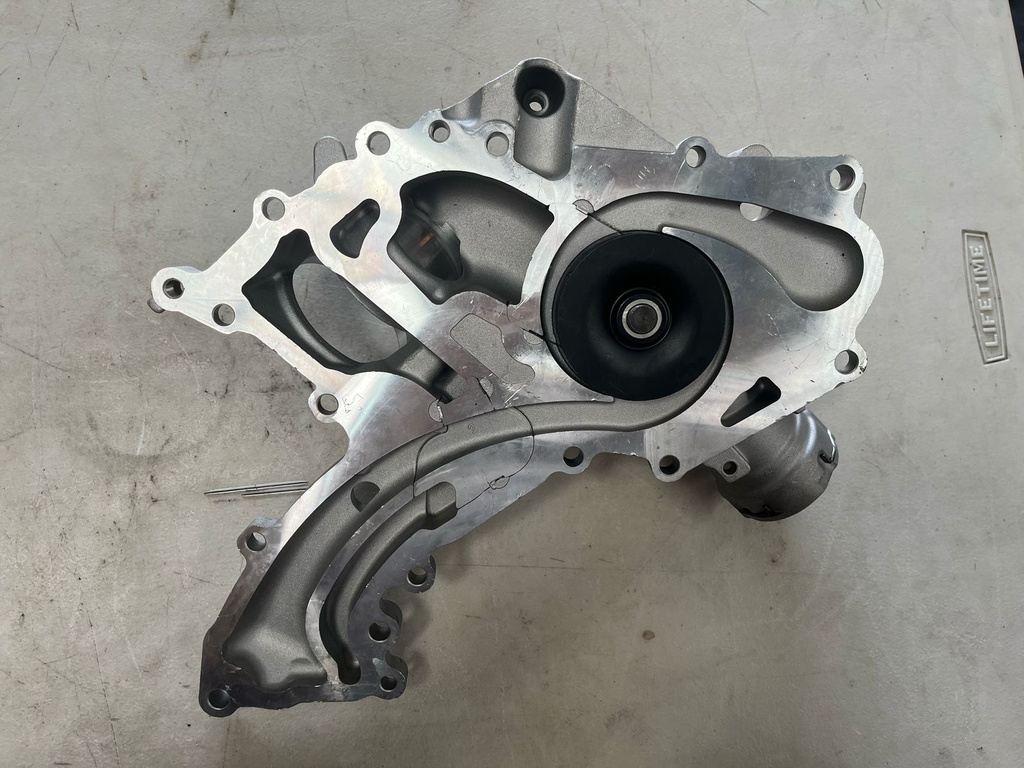 Bomba de Agua Mercedes Benz CL63 AMG 5.5L-6.3L V8 / 6.0L V12 2011-2015 / S63 AMG 5.5L V8 2012-2017 / G63 AMG 5.5L V8 2013-2018.