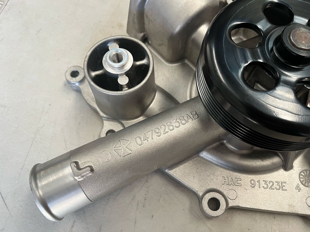 Bomba de Agua MOPAR Jeep Grand Cherokee SRT8 / Limited / Overland 5.7L / 6.1L V8 2005-2010 / Dodge Charger RT / SRT8 2006-2010 / Challenger SRT8 2008-2010.