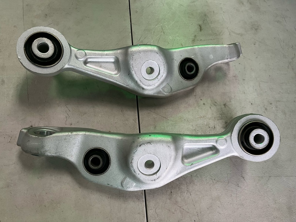 Brazos de Control Delanteros Inferiores Lexus LS460 2007-2008 / LS460 2009-2012 (solo RWD).
