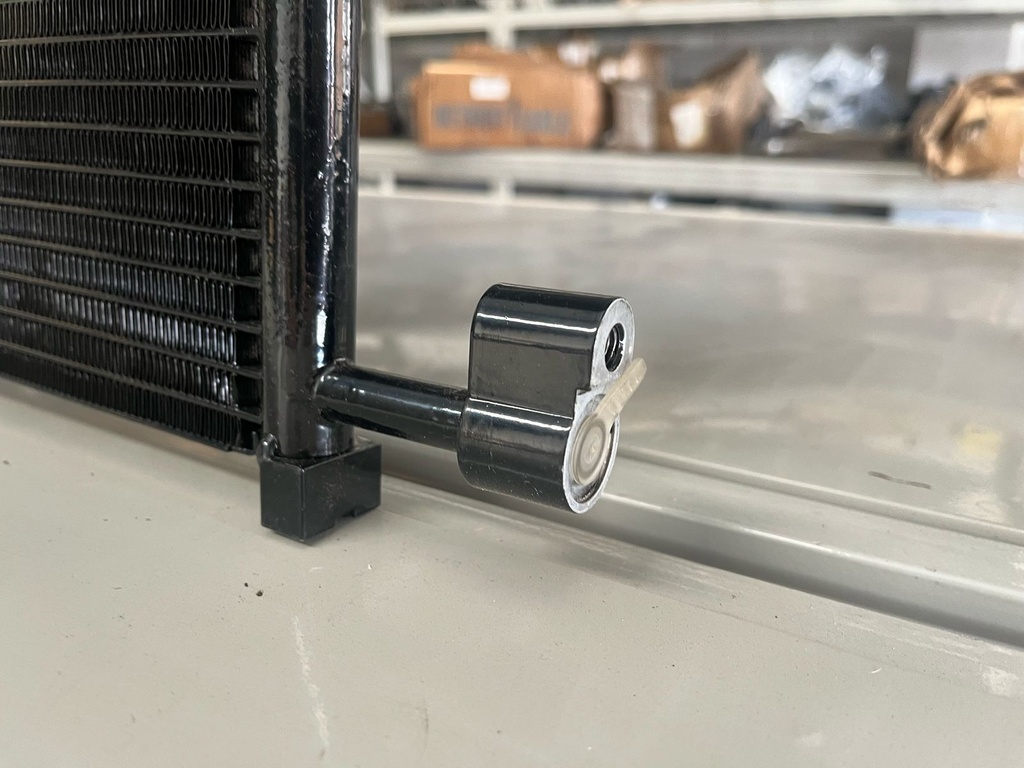 Condensador de Aire A/C Chevrolet Silverado 1500 / 2500 1999-2013 / Avalanche 2002-2013 / Tahoe 2000-2014 / GMC Sierra 1999-2013 / Yukon 2000-2014.