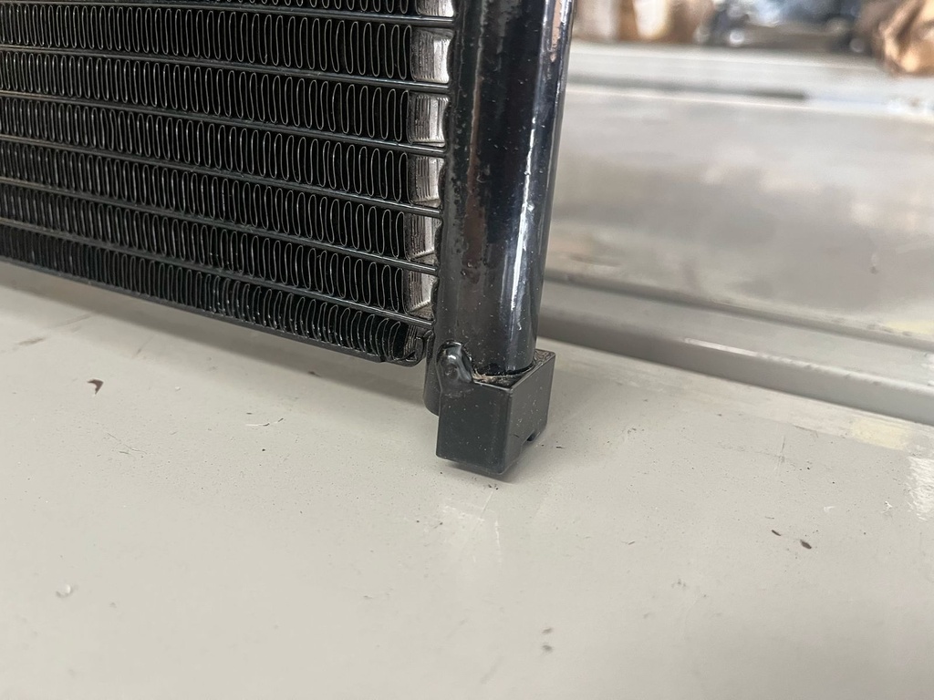 Condensador de Aire A/C Chevrolet Silverado 1500 / 2500 1999-2013 / Avalanche 2002-2013 / Tahoe 2000-2014 / GMC Sierra 1999-2013 / Yukon 2000-2014.