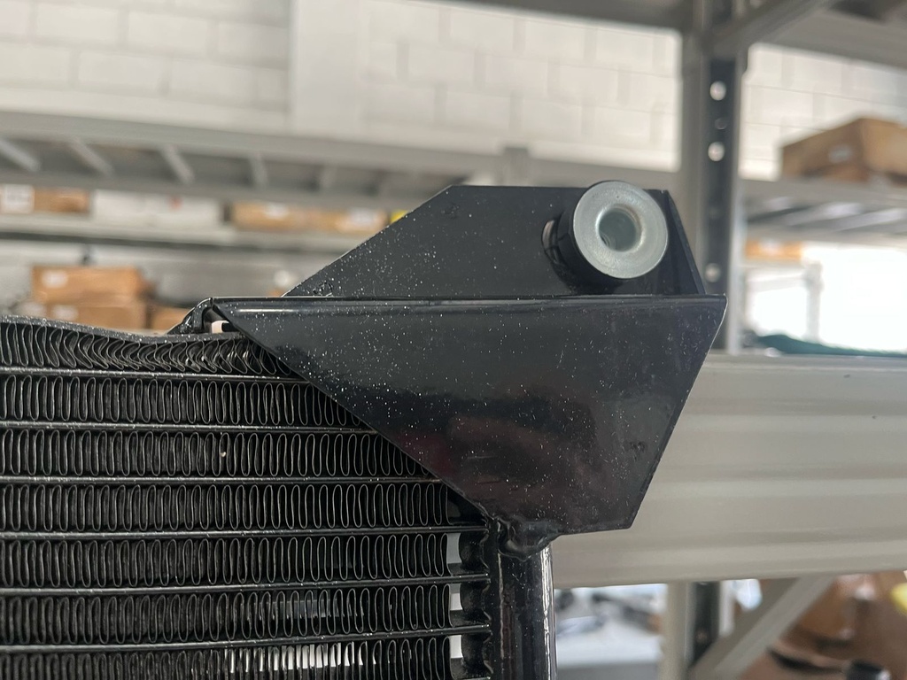 Condensador de Aire A/C Chevrolet Silverado 1500 / 2500 1999-2013 / Avalanche 2002-2013 / Tahoe 2000-2014 / GMC Sierra 1999-2013 / Yukon 2000-2014.