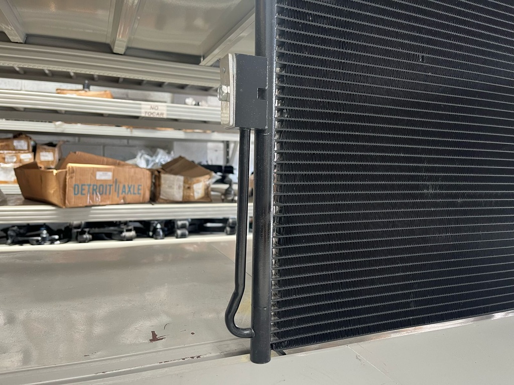 Condensador de Aire A/C Dodge Dakota 3.6L / 5.7L / 6.4L 2011-2024 / Jeep Grand Cherokee 3.6L / 5.7L / 6.4L 2011-2022.