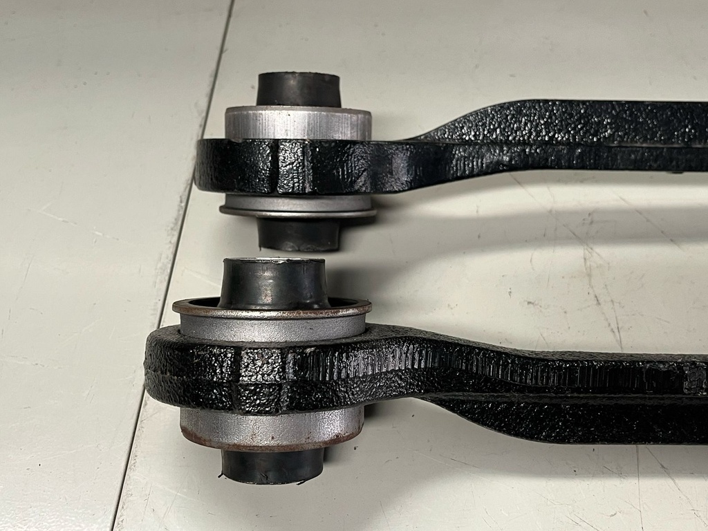 Brazos de Control Delanteros Inferiores Dodge Challenger V6 3.6L / 5.7L V8 2011-2020 / Charger V6 3.6L / 5.7L V8 2011-2020. (RWD sin suspensión de alto rendimiento).