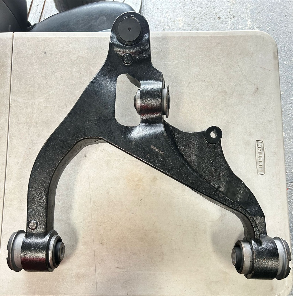 Tijereta inferior izquierda para Ram 1500 2006 al 2018 / 1500 Classic 2019 al 2024