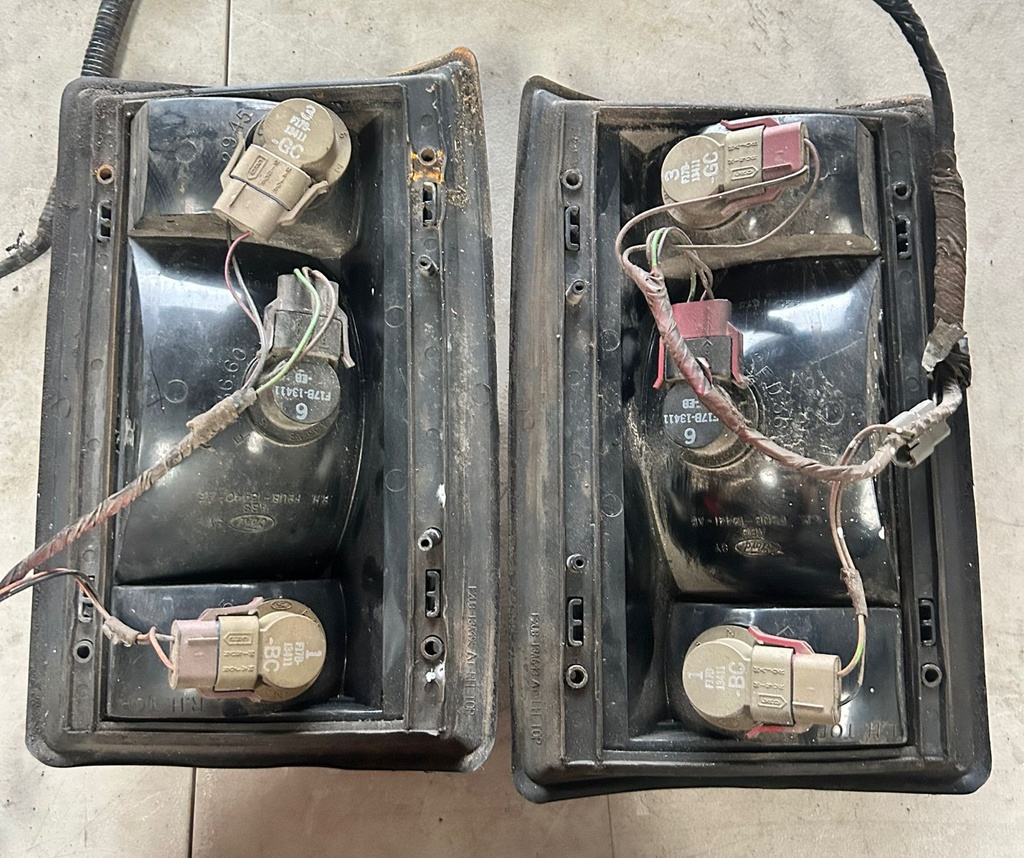 Luces traseras para Ford E150 / E250 / E350 1992 a 1994 (usado)