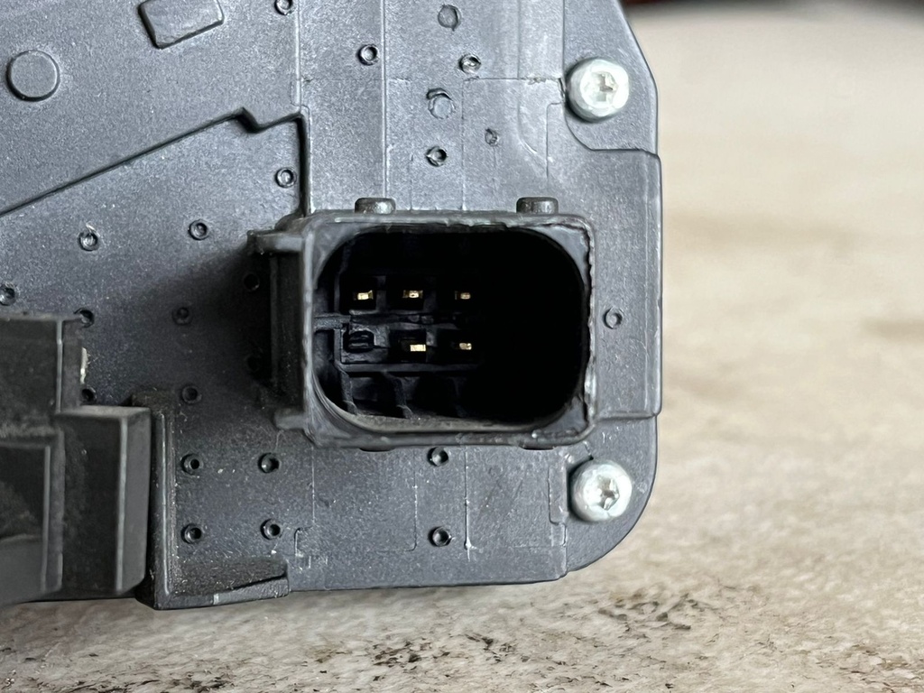 Cerradura de Puerta Trasera Derecha Chevrolet Silverado 2010-2014 / Avalanche 2010-2013 / Suburban / Tahoe 2010-2013 / GMC Sierra 2010-2014.