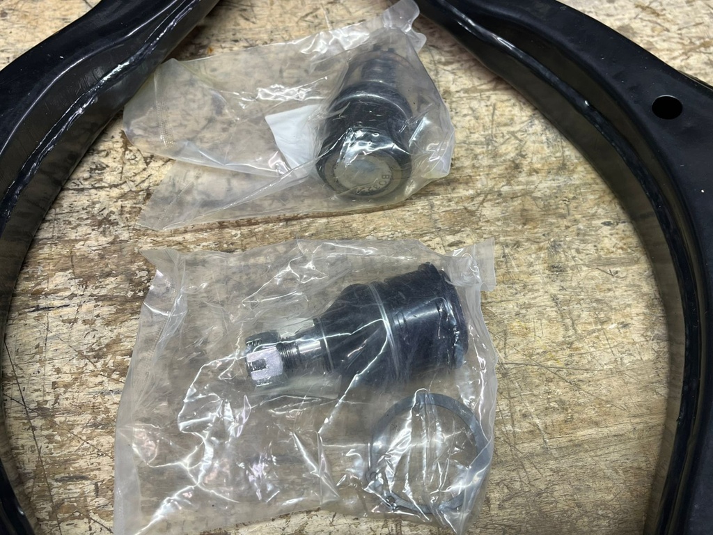 Tijeretas Delanteras Inferiores + Rótulas para Honda CRV 2002-2006. (VERSIÓN USA)