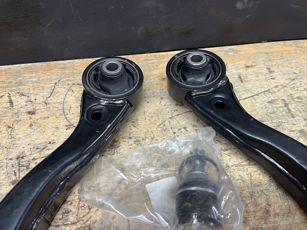Tijeretas Delanteras Inferiores + Rótulas para Honda CRV 2002-2006. (VERSIÓN USA)