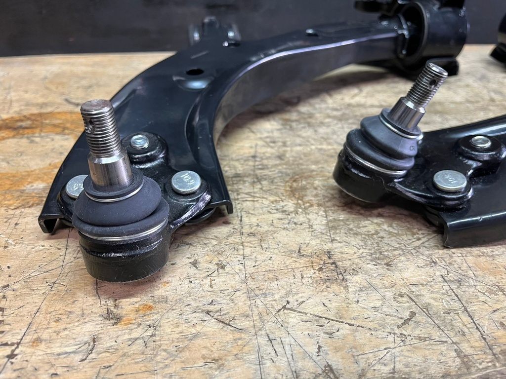 Tijeretas Delanteras Inferiores para Honda CRV 2007-2011.