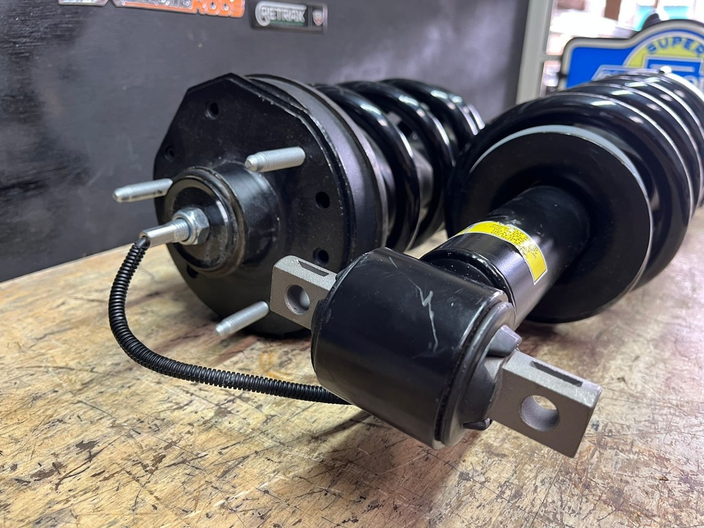 Compensadores Delanteros para Chevrolet Silverado 1500 2014 al 2018 / Suburban 2015 al 2020 / Tahoe 2015 al 2020 / GMC Sierra 1500 2014 al 2018 / Yukon 2015 al 2020. (Con sensor de nivel de Altura)