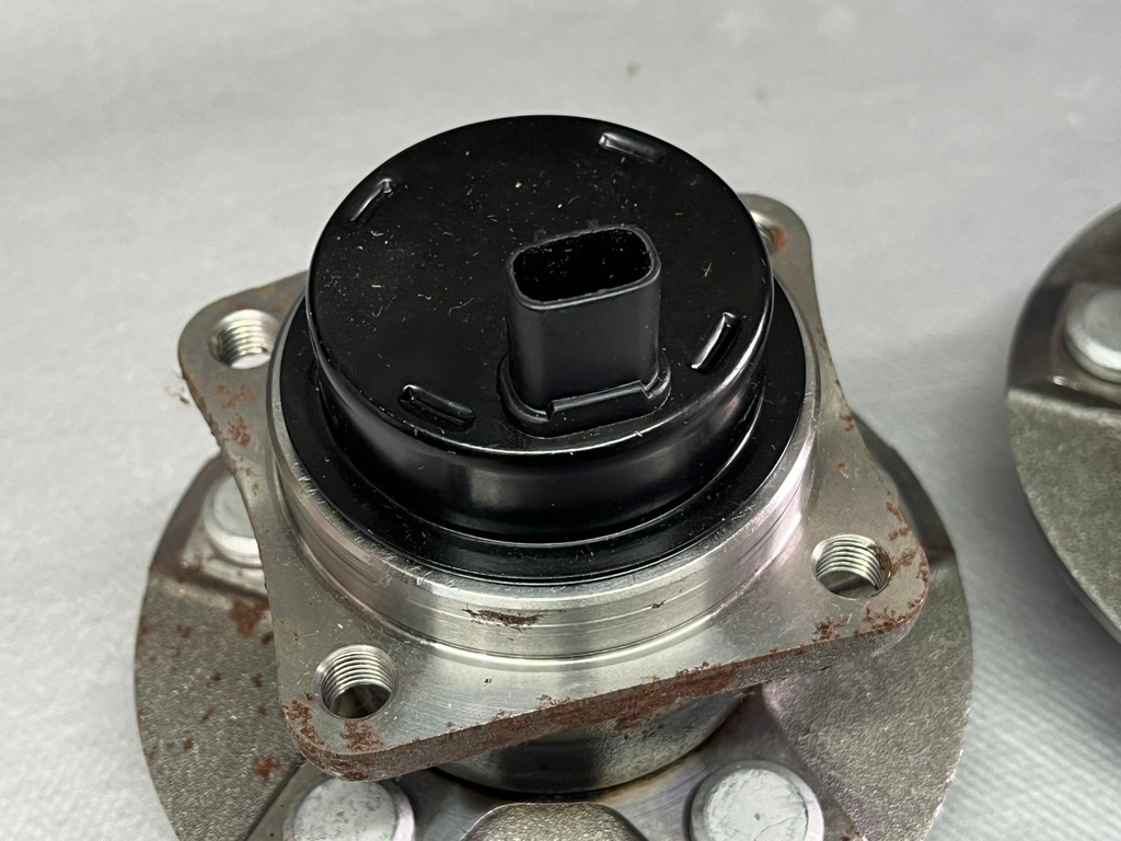 Bocinas de Rueda Traseras Toyota Corolla 2003-2008 / Pruis 2004-2009 / Matrix 2003-2009 / Pontiac Vibe 2003-2008.
