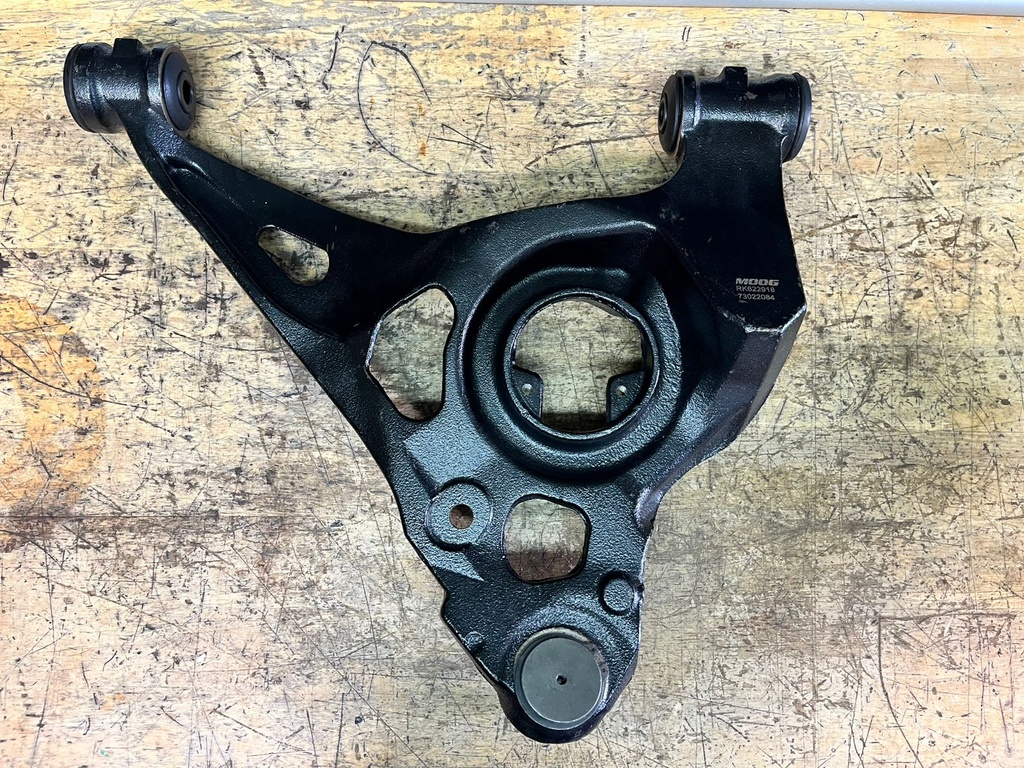 Tijereta Inferior Izquierda Chevrolet Express 2500 / 3500 2003-2020 / Express 4500 2009-2020 / GMC Savana 2500 / 3500 2003-2020.