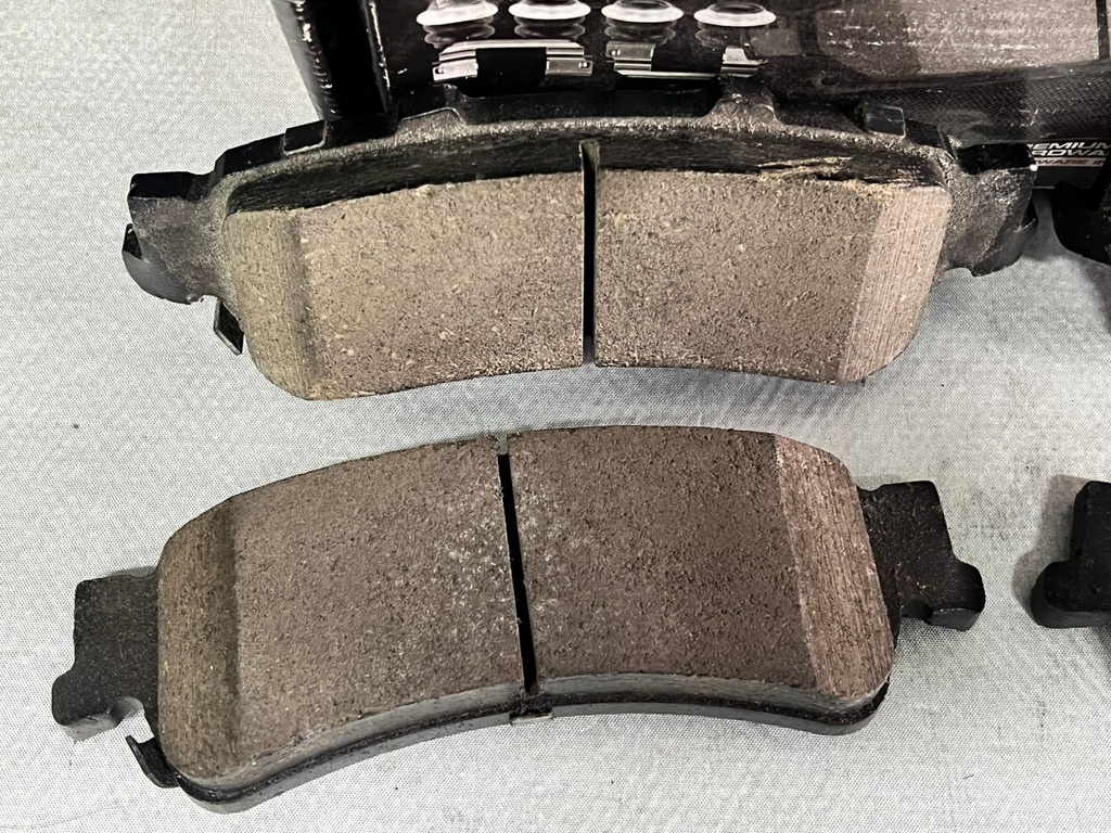 Pastillas Traseras de fibra carbón / cerámica CHevrolet Silverado 1500 1999-2006 / Tahoe 2000-2002 / Astro 2003-2005 / GMC Sierra 1500 1999-2006 / Yukon 2000-2002.