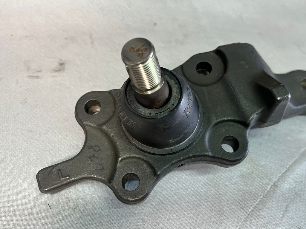 Rótula delantera inferior izquierda Toyota 4Runner 1996-2002 / Tundra 2000-2002 / Sequoia 2001-2002.
