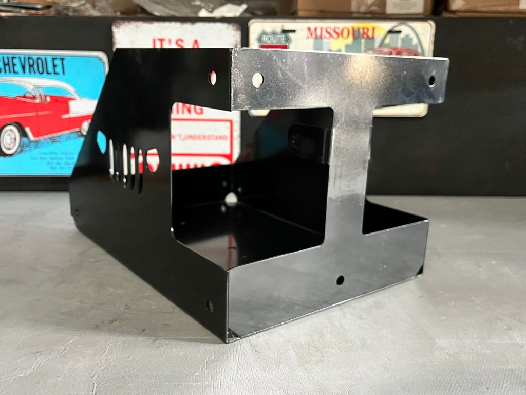 Caja de almacenaje universal para latas de gas combustible de 5 galones.