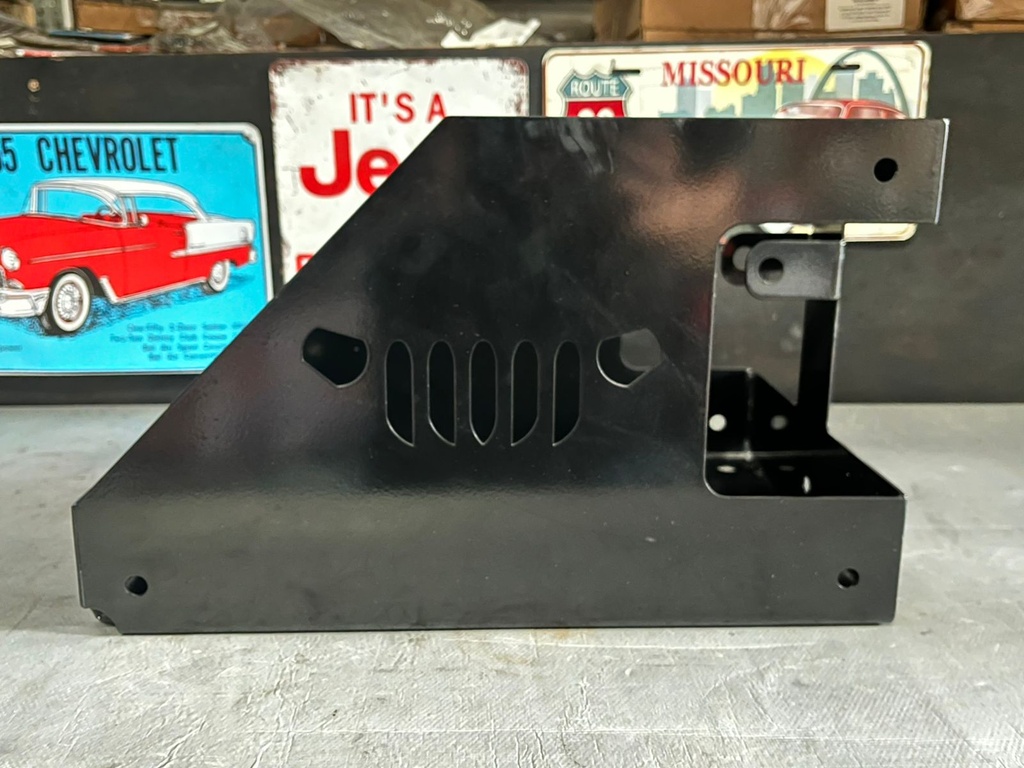 Caja de almacenaje universal para latas de gas combustible de 5 galones.