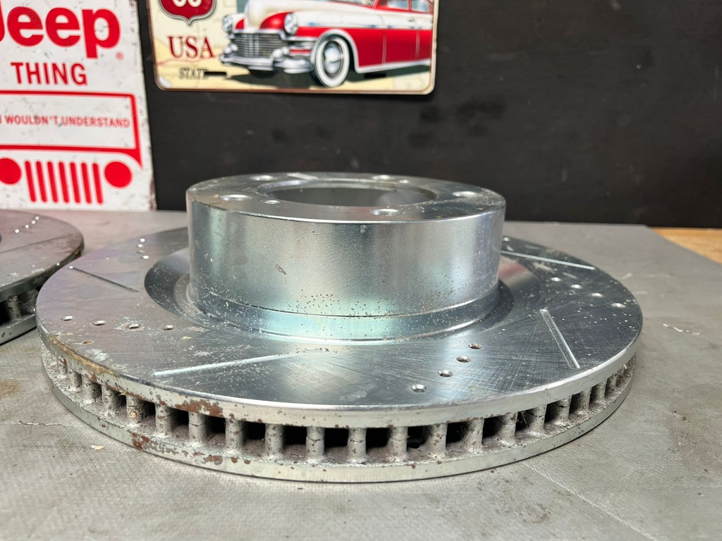 Discos Delanteros Perforados / Ventilados Toyota Tundra 2007-2021 / Sequoia 2008-2023 / Land Cruiser 2016-2021.