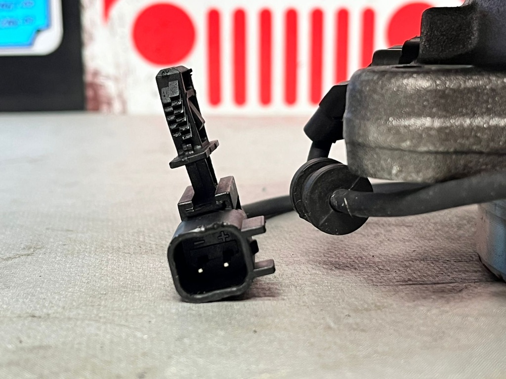 Bocina Delantera para Chevrolet Silverado 4X4 2500HD / 3500HD 2011-2018 / GMC Sierra 4X4 2500HD / 3500HD 2011-2018.