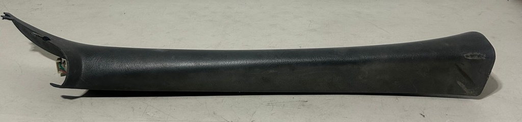 Moldura de pilar derecho para Chevrolet / GMC Sierra / Silverado 1500 / Tahoe / Suburban / Yukon 1999 al 2006 / Avalanche 2002 al 2006 ( Usado )