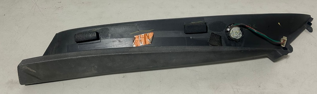 Moldura de pilar derecho para Chevrolet / GMC Sierra / Silverado 1500 / Tahoe / Suburban / Yukon 1999 al 2006 / Avalanche 2002 al 2006 ( Usado )