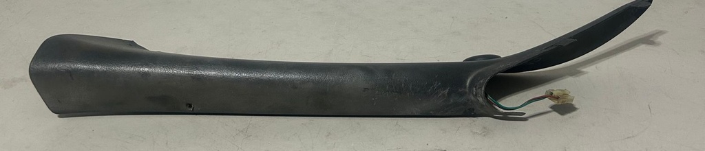 Moldura de pilar izquierdo para Chevrolet / GMC Sierra / Silverado 1500 / Tahoe / Suburban / Yukon 1999 al 2006 / Avalanche 2002 al 2006 ( Usado )