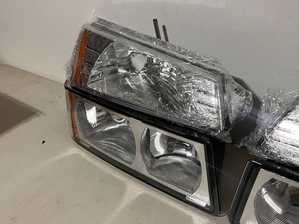 Luces Delanteras para Chevrolet Avalanche 2002-2006. (2003-2006 VERSÍON MEXICANA)