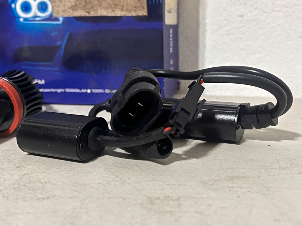 Bombillas LED H8 de 20W con Iluminación de 360 ​​grados en color rojo / para vehículos de la marca BMW.