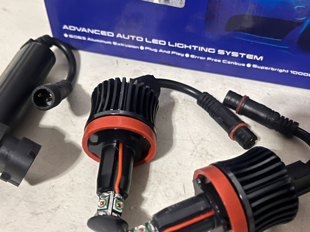Bombillas LED H8 de 20W con Iluminación de 360 ​​grados en color rojo / para vehículos de la marca BMW.