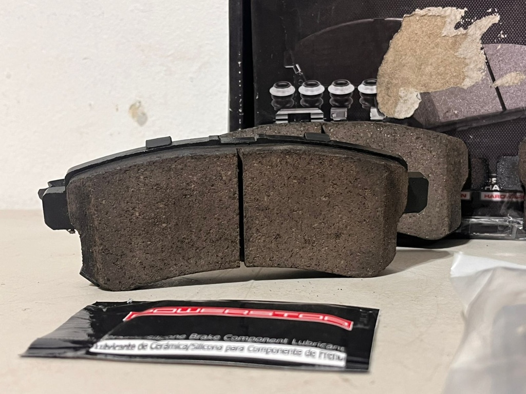 Pastillas Traseras Fibra Carbón / Cerámica para Nissan Armada 2017-2024 / Infiniti QX56 2011-2013 / QX80 2014-2024.